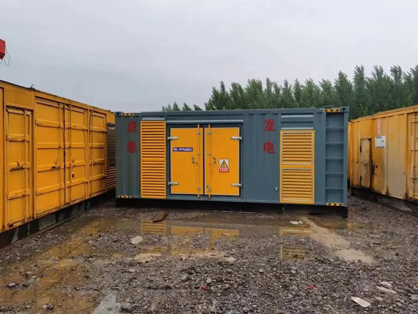 红花岗柴油发电机如何判断干式空气滤清器是否需要更换？