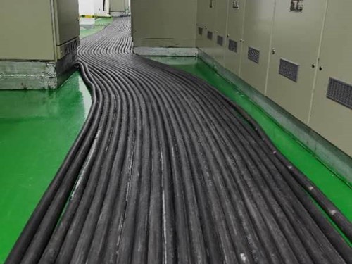 红花岗如何根据理论计算公式计算温度对特定电压测量结果的影响？